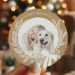 Adesivo Foto do ouro Brown & White Christmas Wreath<br><div class="desc">Um adesivo de fotos de Natal com uma simples coroa de Natal. Para uma personalização mais avançada deste design,  clique no BOTÃO DE FERRAMENTAS DESIGN acima!</div>