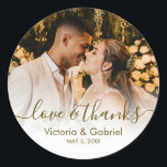 Adesivo Foto Dourada Foto De Casamento Foto: Obrigado<br><div class="desc">Bonito e moderno roteiro de caligrafia Obrigado | Casal Vinheta de casamento/etiqueta para o seu favor de presente. Apresentando uma camada elegante de caligrafia manuscrita com texto "Amor e Obrigados".</div>