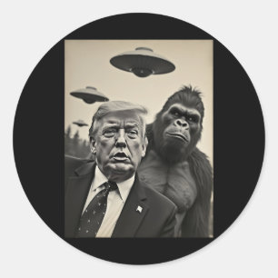 Adesivo Foto engraçada de Trump e Pé Grande com óvnis e al