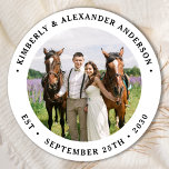 Adesivo Foto personalizada personalizada casamento persona<br><div class="desc">Adicione o toque final ao seu casamento com estes adesivos personalizados modernos. Perfeito para rotular os favores do seu casamento para todos os seus convidados, e para os adesivos de envelopes para enviar cartões de agradecimento. Personalize esses adesivos de fotos com sua foto de casais favorita, seu cão ou cavalo...</div>