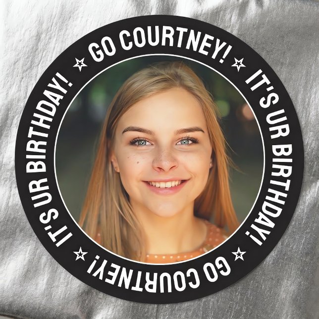 Adesivo Fotografia personalizada e texto personalizados da (Personalized birthday stickers with custom photo and name. Shown on silver wrapping paper.)