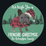 Adesivo Francês Bulldog Natal Personalizado Cão Francês<br><div class="desc">Desejamos-lhe um Natal francês! Personalize-o alterando o nome da família em cada travesseiro. Esta citação engraçada do Bulldog Francês é o presente perfeito e o decoro de Natal para a época de Natal. Ele apresenta um francês escuro/azul vestindo um chapéu e jaqueta de Papai Noel vermelho e preto com fundo...</div>
