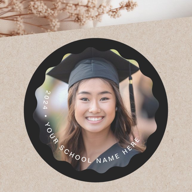 Adesivo Fronteira de onda negra da graduação da escola de  (Photo grad school graduation black wavy border classic round sticker)