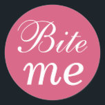 Adesivo Fuchsia e White Bite Me Sticker<br><div class="desc">Esse adesivo super fofo "me morda",  faz um acessório de excelente para qualquer aperitivo,  sobremesa ou favor de comida.</div>