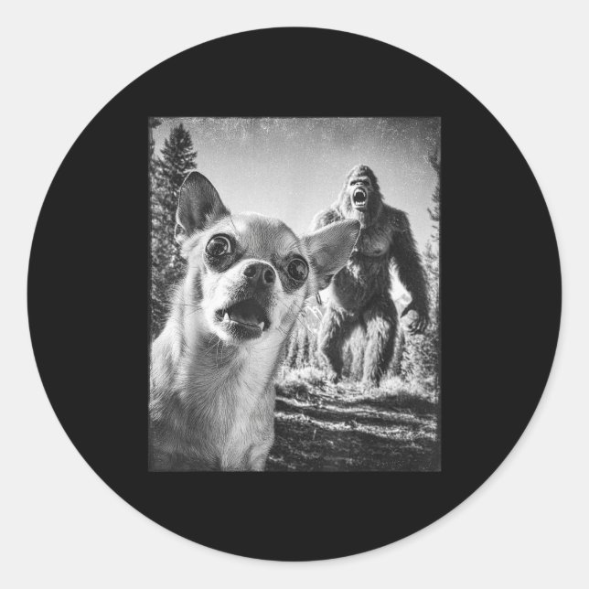 Adesivo Funny Chihuahua Selfie With Bigfoot Sasquatch Cryp (Frente)