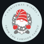 Adesivo Funny Gnome com Garland Mint Festivo<br><div class="desc">Projetado para combinar com nossa Coleção Gnomos Engraçados, este adesivo branco redondo é perfeito para selar sua postagem de Feriado de Inverno ou para enfeitiçá-lo sob a árvore de Natal. Design apresenta uma ilustração de um tradicional Nisse da tradição natalícia nórdica ou escandinava, o gnomo tem uma barba branca comprida,...</div>