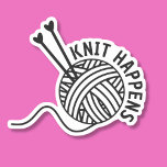 Adesivo Funny Knit Acontece À Prova De Água<br><div class="desc">O caos astuto é um modo de vida, e agora você pode compartilhar a alegria (e hilaridade) com este adesivo divertido e peculiar! Apresentando um design lúgubre de uma bola de fio e duas agulhas de tricô ao lado da frase viscosa Knit Happens, este adesivo é obrigatório para tricô com...</div>