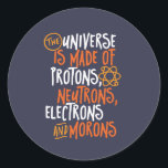 Adesivo Funny Science Chemistry Universo Feito De Óculos<br><div class="desc">O Universo é Feito de Prótons, Neutrões, Elétrons e Morons. Design engraçada e sarcástica para quem ama piadas de Química, trocadilho, sarcasmo e humor. Mercadorias legal e humorísticas para professores de Química, Químicos e Ciências. Perfeito para geek de ciência, nerd, professor segundo grau e estudante que ama biologia, física e...</div>