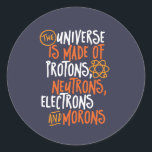 Adesivo Funny Science Chemistry Universo Feito De Óculos<br><div class="desc">O Universo é Feito de Prótons, Neutrões, Elétrons e Morons. Design engraçada e sarcástica para quem ama piadas de Química, trocadilho, sarcasmo e humor. Mercadorias legal e humorísticas para professores de Química, Químicos e Ciências. Perfeito para geek de ciência, nerd, professor segundo grau e estudante que ama biologia, física e...</div>