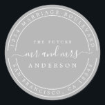 Adesivo Futuro Sr Sra Endereço de Devolução Casamento Cinz<br><div class="desc">Chic, moderno e simples adesivo redondo de endereço de devolução de casamento com o texto o futuro Sr e Sra em elegante letra cursiva preta em um fundo cinza prateado. Basta adicionar seu nome e endereço. Exclusivamente projetado para você pelo Happy Dolphin Studio. Se precisar de ajuda ou produtos correspondentes,...</div>