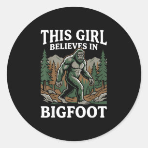 Adesivo garota crente de pé grande sasquatch floresta crip