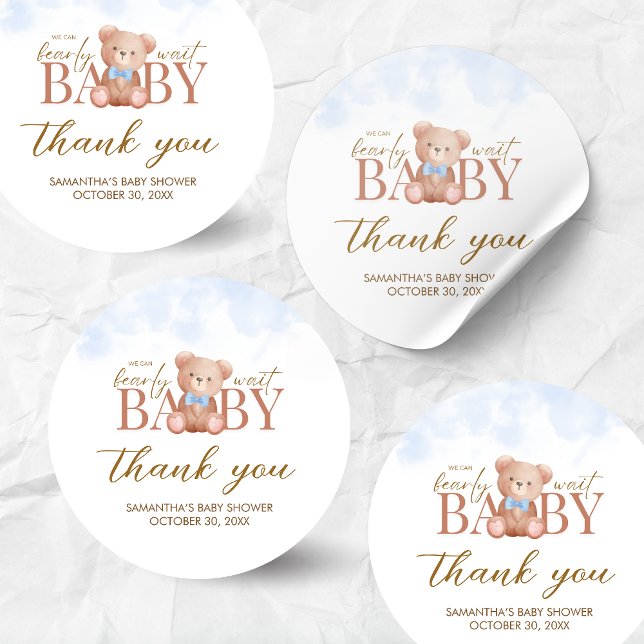 Adesivo Garoto, Podemos Ampliar Chá de fraldas De Espera (Blue We Can Bearly Wait Bear Baby Shower Sticker)