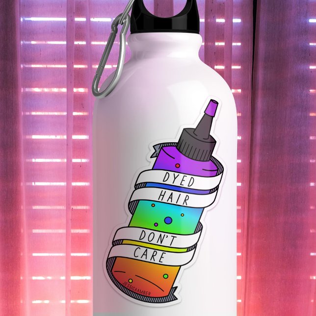 Adesivo Garrafa de Cabelo Tingido Arco-íris Divertida Cart (Sticker featuring a hair dye bottle with rainbow liquid, and banner says 'Dyed Hair Don't Care')