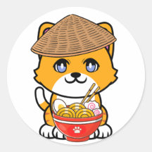 Gato de laranja engraçado come macarrão