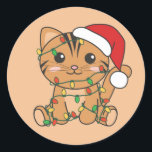 Adesivo Gato Natal Animais de inverno Gatos Ruas redondas<br><div class="desc">O gato do Natal com luzes de fadas. Animais engraçados com presentes e neve nas férias. Uma doce saudação de Natal. Gatos são animais bonitos e perfeitos para o Natal.</div>