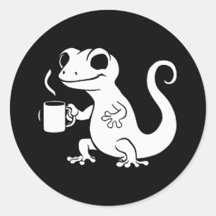 Adesivo gecko giro segurando uma caneca de café