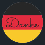 Adesivo German Flag Colors Danke<br><div class="desc">Danke... um obrigado de língua alemã que você envia contra as cores da bandeira alemã. Você pode mudar o estilo de caligrafia monolina moderna para criar sua própria mensagem de texto personalizada. Tente um estilo de fonte, tamanho e cor diferentes e personalize o design de texto para fazer seus próprios...</div>