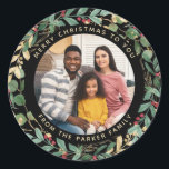 Adesivo Gilded Greenery Black | Wreath e Photo Christmas<br><div class="desc">Estes belos adesivos fotográficos de férias apresentam uma exuberante e festiva coroa de folhas de ouro,  verde de Natal e bagas brancas em um fundo preto moderno. Sua foto pessoal de casamento ou de família vai para o centro.</div>