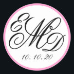 Adesivo Girly Pink, Black Três Iniciais Casamento Monogram<br><div class="desc">Fonte simples, elegante, em preto e branco, com o logotipo monograma de três letras, com data de casamento, em uma cor de fundo rosada. Use estes adesivos de na moda para salvar os adesivos de data, as etiquetas de favoritos de casamento ou as selagens de envelope como um toque adicional....</div>