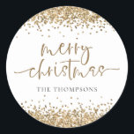 Adesivo Glam Dourado Glitter Name Merry Christmas<br><div class="desc">Glam Dourado Glitter Name Script Feliz Festa de Natal. Estilo brilhante para os seus favores festivos com brilho dourado falso que bordeja as bordas superior e inferior de ambos os lados e com um roteiro de escrita manual definido para o Feliz Natal. Personalize facilmente o seu nome.</div>