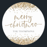 Adesivo Glam Dourado Glitter Name Merry Christmas<br><div class="desc">Glam Dourado Glitter Name Script Feliz Festa de Natal. Estilo brilhante para os seus favores festivos com brilho dourado falso que bordeja as bordas superior e inferior de ambos os lados e com um roteiro de escrita manual definido para o Feliz Natal. Personalize facilmente o seu nome.</div>