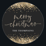 Adesivo Glam Dourado Glitter Name Merry Christmas Black<br><div class="desc">Glam Dourado Glitter Name Script Merry Christmas Party Black. Ouro clássico e preto para os seus favores festivos com brilho falso nas bordas superior e inferior de ambos os lados e num roteiro de escrita manual definido para o Feliz Natal. Personalize facilmente o seu nome.</div>