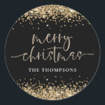 Adesivo Glam Dourado Glitter Name Merry Christmas Black<br><div class="desc">Glam Dourado Glitter Name Script Merry Christmas Party Black. Ouro clássico e preto para os seus favores festivos com brilho falso nas bordas superior e inferior de ambos os lados e num roteiro de escrita manual definido para o Feliz Natal. Personalize facilmente o seu nome.</div>