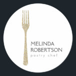 Adesivo Glitter Dourado<br><div class="desc">Coordena com o Dourado Cartão de visita de Glitter Fork até 1201AM. Um adesivo personalizado com garfo de ouro brilhante junto com seu nome ou nome comercial. Excelente para planejadores de eventos,  empresas de restauração,  chefs e muito mais. © 1201AM CREATIVE</div>