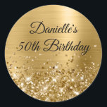 Adesivo Glittery Gold Foil 50th Birthday<br><div class="desc">Crie seu próprio rico monograma na moda marco de aniversário de celebração de envelopes para ela. O plano de fundo apresenta um gráfico de arte digital em formato digital, com formato embebido em metal amarelo ouro. Ao longo do fundo está uma banda de dourado faux glitter girly glam. Personalize a...</div>