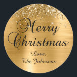 Adesivo Glittery Gold Foil Merry Christmas Family<br><div class="desc">Caligrafia de rico Vestido Vestido de Natal para seus cartões de cartões de natal. Personalize o tamanho ou estilo da fonte para o nome da família, conforme necessário. A brilhante folha de ouro e a folha metálica escovada de ouro são elementos de arte digital que impressão gostam de uma foto....</div>