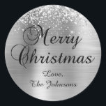 Adesivo Glittery Silver Foil Merry Christmas Family<br><div class="desc">Caligrafia de rico Vestido Vestido de Natal para seus cartões de cartões de natal. Personalize o tamanho ou estilo da fonte para o nome da família, conforme necessário. As cinzas reluzentes, as cinzas de prata e a película esfregada em folhas metálicas são elementos de arte digital que impressão gostam de...</div>
