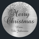 Adesivo Glittery Silver Foil Merry Christmas Family<br><div class="desc">Caligrafia de rico Vestido Vestido de Natal para seus cartões de cartões de natal. Personalize o tamanho ou estilo da fonte para o nome da família, conforme necessário. As cinzas reluzentes, as cinzas de prata e a película esfregada em folhas metálicas são elementos de arte digital que impressão gostam de...</div>