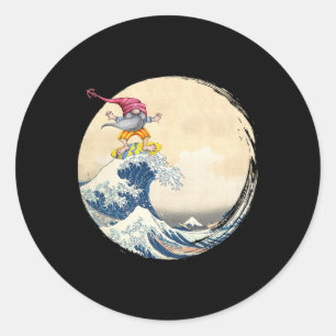 Adesivo Gnomo Surfista Cavalgando a Grande Onda de Kanagaw