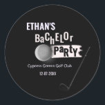 Adesivo Golf Bachelor Party - Golfe Clássico de Golfe<br><div class="desc">Adicione um toque divertido e na moda à sua despedida de solteiro com estes autocolantes de golfe. Com um fundo preto elegante e uma bola de golfe realista em estilo lúdico, esses adesivos são perfeitos para personalizar favoritos para festas, convites ou decorações. Quer você esteja planejando uma viagem de golfe...</div>
