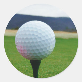 Adesivo Golf Ball em um campo de golfe na montanha