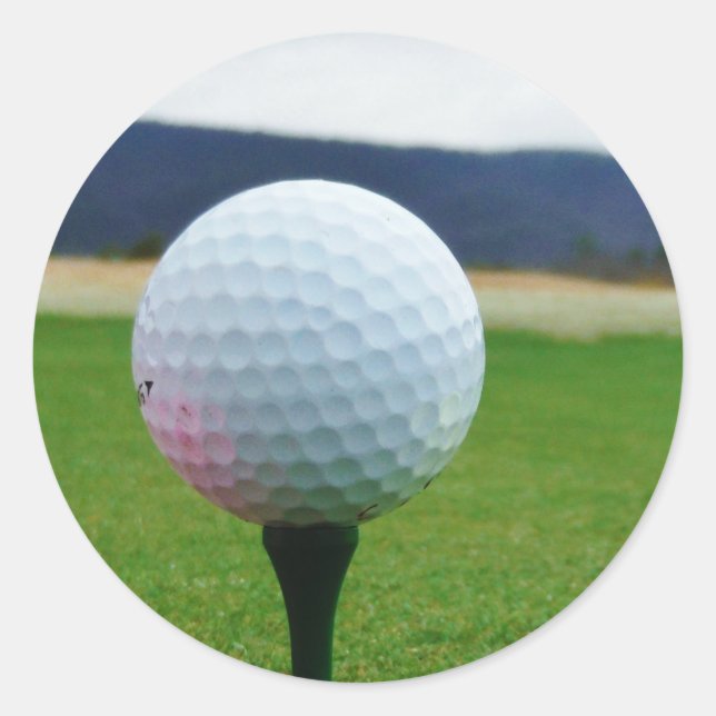 Adesivo Golf Ball em um campo de golfe na montanha (Frente)