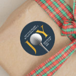 Adesivo Golf Joy & Peace Christmas<br><div class="desc">Celebre a estação com um toque de elegância e um amor pelo jogo. Este adesivo de Natal redondo apresenta a alegre mensagem "JOY" em um elegante impressão de cor dourada, acrescentando um sentimento festivo personalizado ao seu acessório de feriado. A reviravolta inteligente? O "O" em "JOY" é substituído por uma...</div>