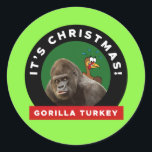 Adesivo Gorilla Turkey Christmas Pun<br><div class="desc">Humor de Natal na forma de um trocadilho jante e um peru engraçado escondido de um gorila. A redação diz: "É o gorila de Natal na Turquia".</div>