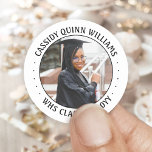 Adesivo Graduação de ano de classe de fotos simples em pre<br><div class="desc">Adicione um toque personalizado elegante aos convites para a graduação da faculdade ou do segundo grau, anúncios e favoritos para festas com adesivos fotográficos personalizados preto e branco redondos. A imagem e todos os textos neste modelo são simples de personalizar para selagens de envelopes ou obrigados que você marcar. Ele...</div>