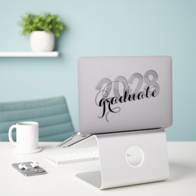 Adesivo Graduação de Script Moderno Preto Mínimo (Laptop na mesa)
