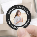 Adesivo Graduação Elegante de Foto do formando Preto e Bra<br><div class="desc">Adicione um toque personalizado elegante aos convites para a graduação da faculdade ou do segundo grau, anúncios e favoritos para festas com adesivos fotográficos personalizados preto e branco redondos. A imagem e todos os textos neste modelo são simples de personalizar para selagens de envelopes ou obrigados que você marcar. Ele...</div>