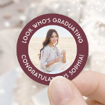 Adesivo Graduação em preto e branco simples de fotos do fo<br><div class="desc">Adicione um toque elegante personalizado aos convites para graduação na faculdade ou no segundo grau, aos anúncios e favoritos para festas com a marrom de fotos personalizada na moda e adesivos redondos brancos. A imagem e todos os textos neste modelo são simples de personalizar para selagens de envelopes ou obrigados...</div>