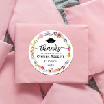 Adesivo Graduação Obrigado Primavera Wildflower<br><div class="desc">Graduação Obrigado Primavera Clássico De Flor Selvagem Adesivo Redondo Clássico,  flores aquarelas em tons de rosa e roxo,  amarelas em verde-jardim rústico.</div>