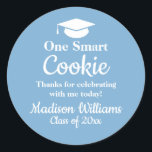 Adesivo Graduação Um Biscoito Inteligente Para Formando Fa<br><div class="desc">"to-go goodie" um biscoito inteligente, personalizado personalize seu segundo grau, universidade universitária personalizada 2025 2026, obrigado de celebração que você formando phd, comemore medicina médica de direito, classe médica de enfermagem de 2024, etiqueta personalizada de uni de partido, mestrados de graduação de adesivos favoritos, doutorado branco de enfermeira azul, solteiro...</div>