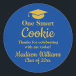 Adesivo Graduação Um Biscoito Inteligente Para Formando Fa<br><div class="desc">"to-go goodie" um biscoito inteligente, personalizado personalize seu segundo grau, universidade universitária personalizada 2027 2026, obrigado de celebração que você formando phd, comemore medicina médica de direito, classe médica de enfermagem de 2025, etiqueta personalizada do partido uni, mestrados de graduação de adesivos de bolsa, doutorado de ouro azul de enfermeira,...</div>