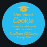 Adesivo Graduação Um Biscoito Inteligente Para Formando Fa<br><div class="desc">"to-go goodie" um biscoito inteligente, personalizado personalize seu segundo grau, universidade universitária personalizada 2024 2026, obrigado de celebração que você formando phd, comemore medicina médica de direito, classe médica de enfermagem de 2025, etiqueta personalizada de uni de partido, mestrados de graduação de adesivos de bolsa, doutorado de ouro azul de...</div>