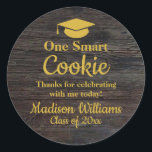 Adesivo Graduação Um Biscoito Inteligente Para Formando Fa<br><div class="desc">ir vestir um biscoito inteligente, personalizar seu segundo grau, obrigado de celebração universitária, você, phd formando junte-se para celebrar a lei, médico médico doutor enfermando, classe de festa de formatura 2025, personalizado para tratar o adesivo do saco, mestre enfermeiro uni label kindergarten, rustic wood gold 2024 2026, exterior solteiro de...</div>