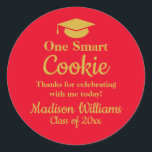 Adesivo Graduação Um Biscoito Inteligente Para Formando Fa<br><div class="desc">"to-go goodie" um biscoito inteligente, personalizado personalize seu segundo grau, universidade universitária personalizada 2024 2026, obrigado de celebração que você formando phd, comemore medicina médica de direito, classe médica de enfermagem de 2025, etiqueta personalizada de uni de partido, mestrados de graduação de adesivos de bolsa, doutorado de ouro vermelho de...</div>