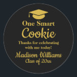 Adesivo Graduação Um Biscoito Inteligente Para Formando Fa<br><div class="desc">"Goodie" um biscoito inteligente, personalizado personalize seu segundo grau, universidade universitária personalizada em 2024 2026, obrigado de celebração que você formando phd, comemore medicina médica de direito, classe médica de enfermagem em 2025, etiqueta personalizada do partido uni, mestrados de graduação de adesivos de bolsa, doutorado de enfermeiro preto e ouro,...</div>