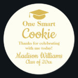 Adesivo Graduação Um Biscoito Inteligente Para Formando Fa<br><div class="desc">"Goodie" um biscoito inteligente, personalizado personalize seu segundo grau, universidade universitária personalizada 2025 2026, obrigado de celebração que você formando phd, comemore medicina médica de direito, classe médica de enfermagem de 2024, etiqueta personalizada do partido uni, mestrados de graduação de adesivos de bolsa, marfim de enfermeiro e doutorado de ouro,...</div>